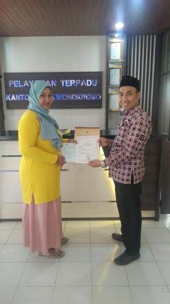 Penyerahan Akta Kematian Almarhum Muhammad Baedlowi oleh Kasi Pelayanan Desa Wonokromo